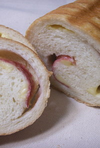 サラミハムとチーズのトヨ型ふわふわ食パン