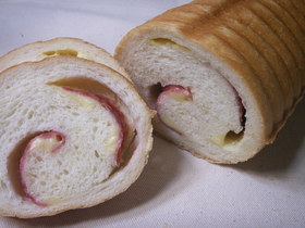サラミハムとチーズのトヨ型ふわふわ食パン