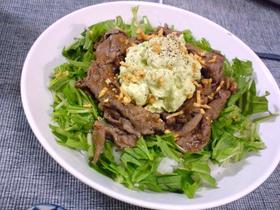 アボカドソースのステーキ丼
