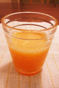 オレンジベースの黄色ジュース