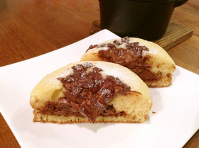 ココット鍋でチョコがトロリ!パンケーキ