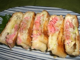 チーズと桜海老できつねのおつまみ
