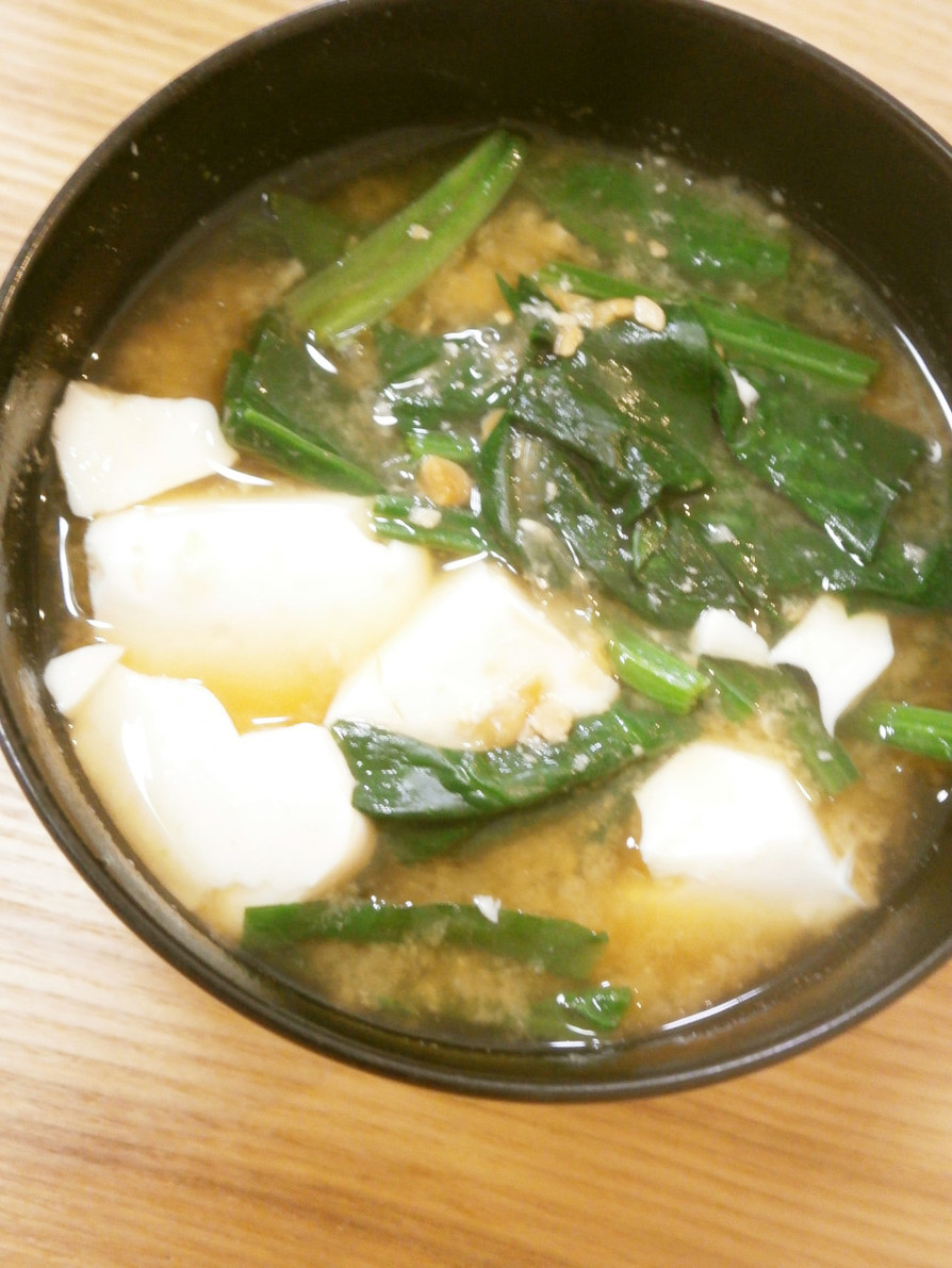 ほうれん草と豆腐のお味噌汁の画像