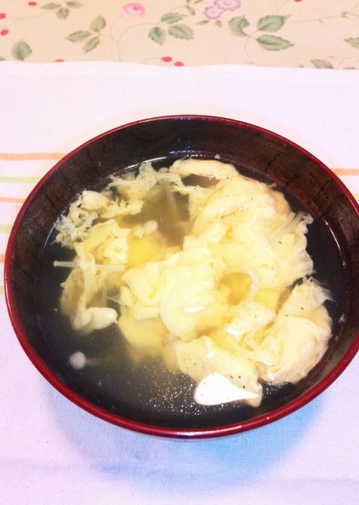 エノキと卵のコンソメスープの写真