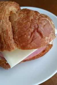 バタークロワッサンで簡単サンドイッチ！