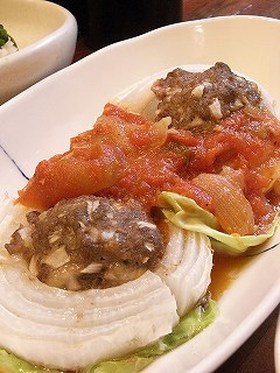 新玉葱がお皿のハンバーグ