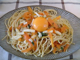 黄身がとろ~ん にんじんと納豆のパスタ
