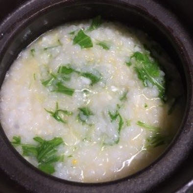 土鍋で炊く水菜と卵のお粥の写真