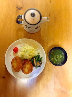 肉じゃがコロッケと大根の葉のすまし汁