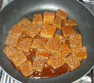 こんにゃくステーキ簡単ピリカラ煮物甘辛煮の画像