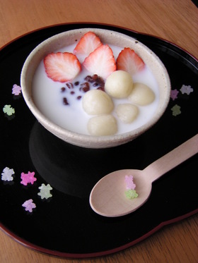 とうふ白玉といちごの冷やしミルクしるこ。