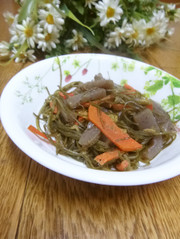 冷凍こんにゃくと切り昆布のスパイシー煮物の写真