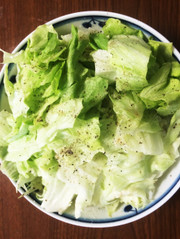 2分で簡単!ソーセージとレタスの黒胡椒丼の写真