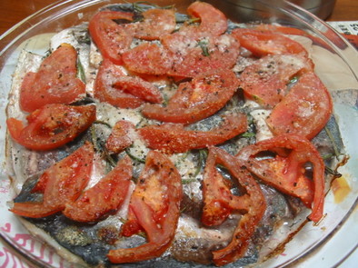 鯵とトマトのチーズ焼きの写真