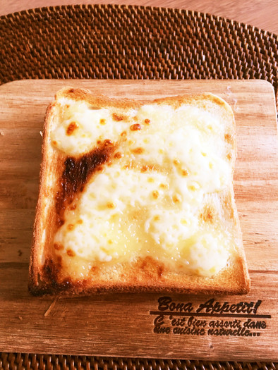 甘いマヨネーズチーズトーストの写真