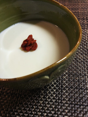 杏仁豆腐 クコの実ラム酒