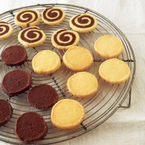 ココアクッキー(写真左)