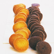 プレーンなアイスボックスクッキー(写真左)