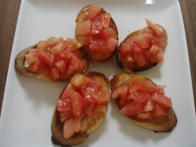 ガーリックトースト　トマトのせの写真