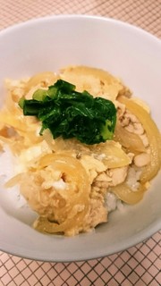親子丼フライパン♪鶏胸肉めんつゆで簡単♪の写真