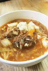 サバ味噌缶と豆腐と春雨のチゲ風スープ