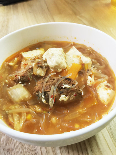 サバ味噌缶と豆腐と春雨のチゲ風スープの写真