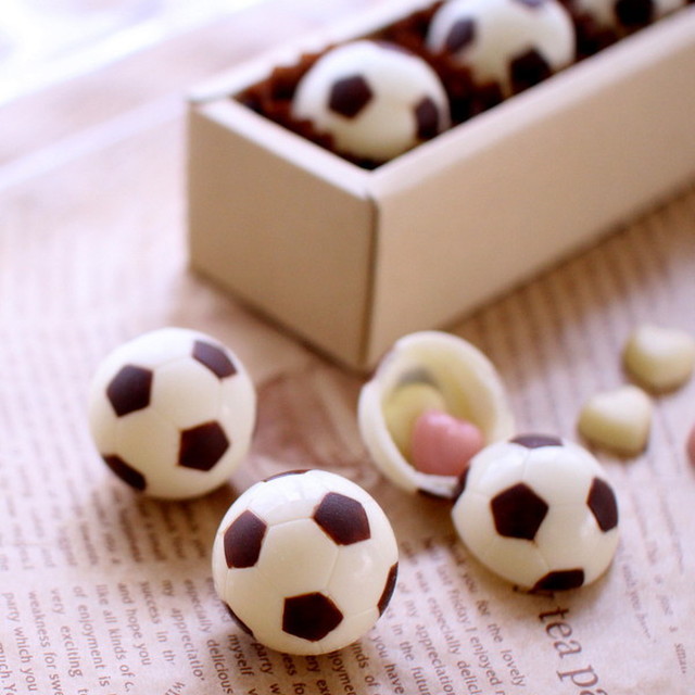 サッカー ボール 形 丸 チョコレート モールド バレンタイン お菓子 【新品・未使用】ディズニー 簡易スナック菓子ボール 