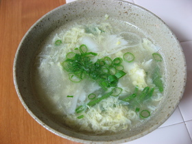 餃子の皮deツルっえせワンタンスープ♪