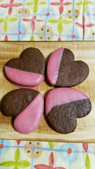バレンタイン♥チョコと苺のハートクッキーの写真
