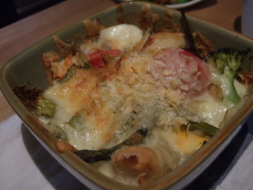 余ったサラダでパン・グラタン