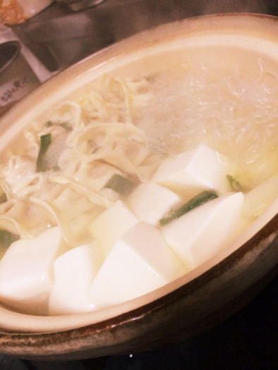 冷凍餃子と余り野菜で♪ギョウザ鍋の写真