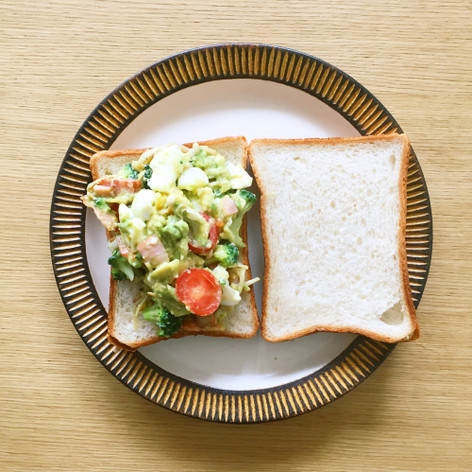 断裂飯1：アボカドベーコンのサンドイッチ