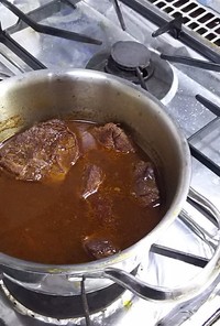 牛ミスジ肉ブルゴーニュ流の赤ワイン煮込み