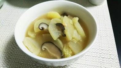 野菜たっぷりお味噌汁風スープの写真