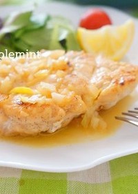 鶏胸肉のステーキオニオンレモンソース
