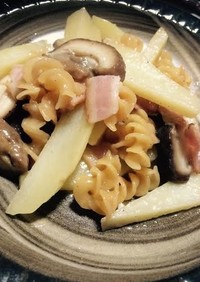 椎茸とジャガイモ ベーコン マカロニ炒め