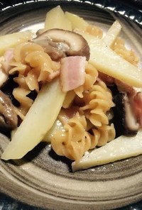 椎茸とジャガイモ ベーコン マカロニ炒め