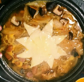 お日様カマンベールチーズでキムチ鍋☆