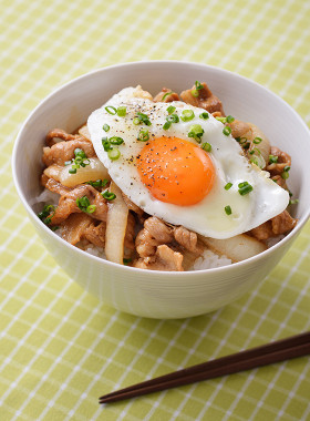 豚バラと目玉焼きのどんぶり