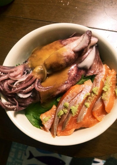 簡単２種盛海鮮丼★鮭鰹鮪鯵等の刺身とイカの写真