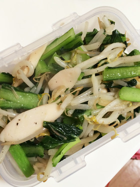 青菜ともやしのソーセージ炒め