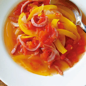 玉ねぎ、パプリカ、ソーセージのトマトスープ