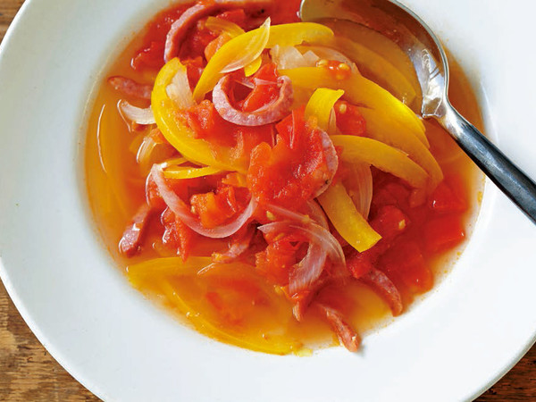 玉ねぎ、パプリカ、ソーセージのトマトスープ