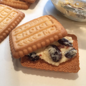 レーズンバターサンド*市販のクッキーで!
