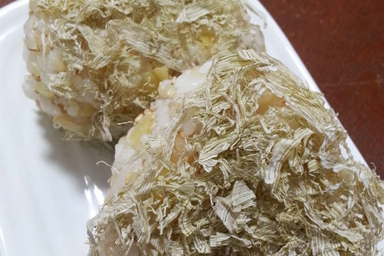 お弁当に とろろ昆布でごまたくおにぎり レシピ 作り方 By ここさちクック クックパッド 簡単おいしいみんなのレシピが352万品