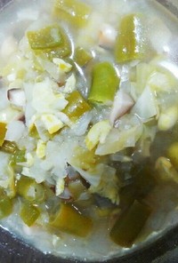 打ち豆と緑の野菜の岩塩スープ