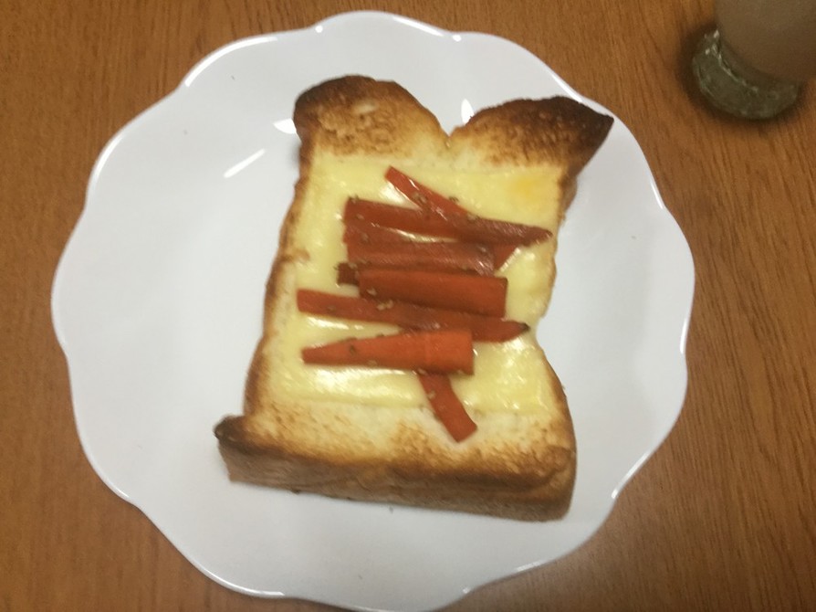 にんじんのきんぴらをのせたチーズトーストの画像