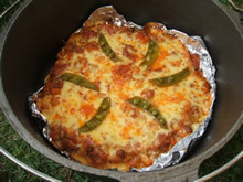 ダッチオーブンでピザ。の画像