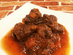 トマトソースで作る牛すじ肉の赤ワイン煮