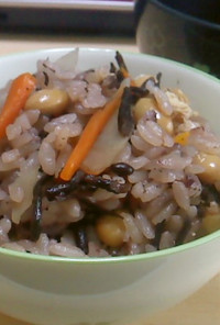 ひじきと大豆のご飯、お好みで黒米もＩＮ！